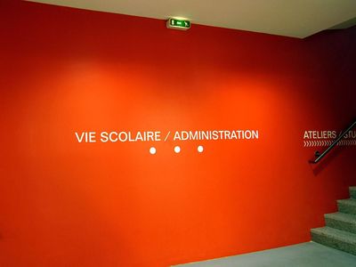 Murs de l'ENSA Paris-Val de Seine, indiquant Vie Scolaire et Administration
